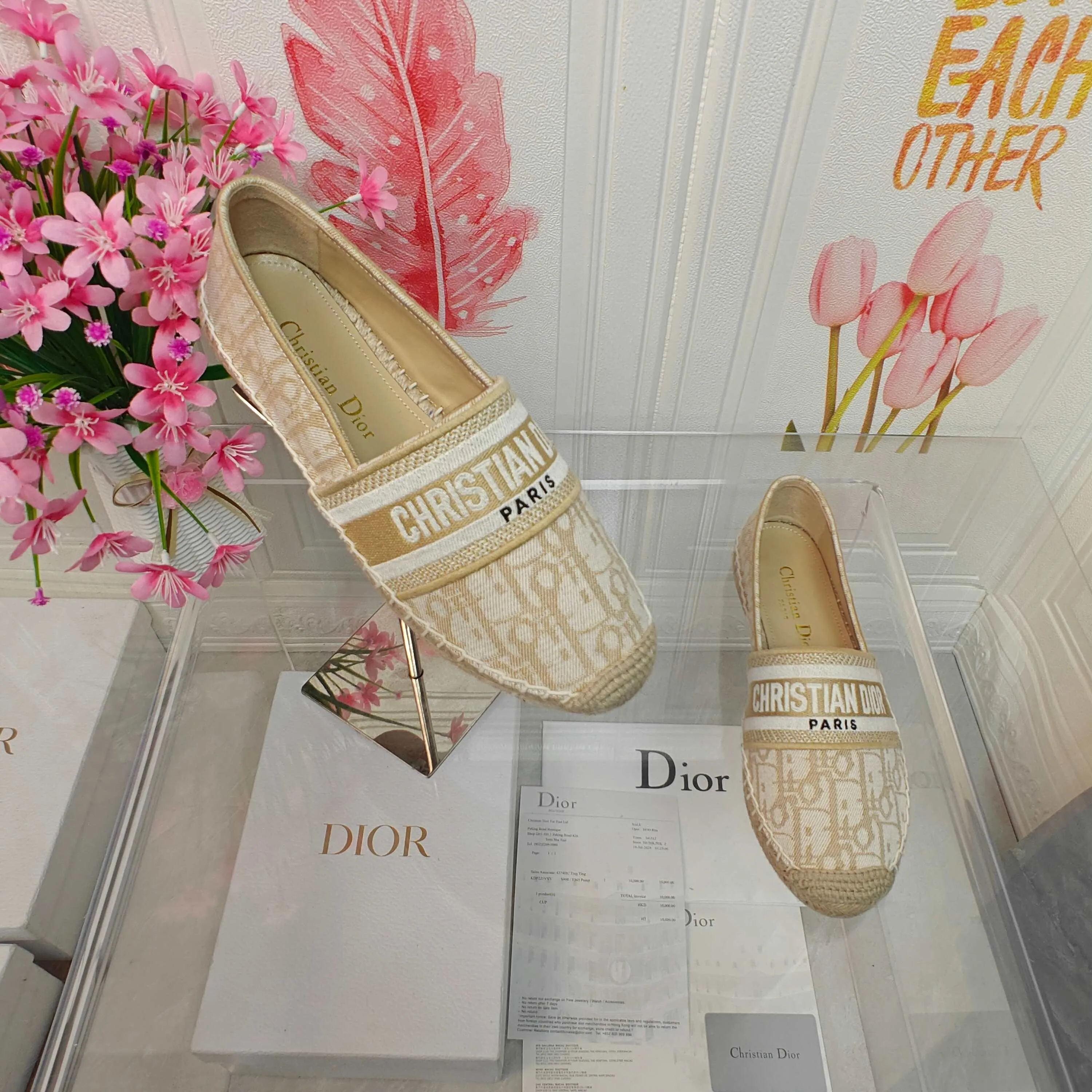 👟👟Ex-factory price 440👟👟 Top quality Dior Granville espadrille embroidery Upper: embroidered with "CHRISTIANDIOR" Craftsmanship: Purely hand-sewn hemp rope outsole Lining: Imported soft and breathable sheep lining with padded feet Code number: 35-40 (customized at 34.41.42) Outsole: Exclusive molded rubber outsole decorated with lucky star symbol